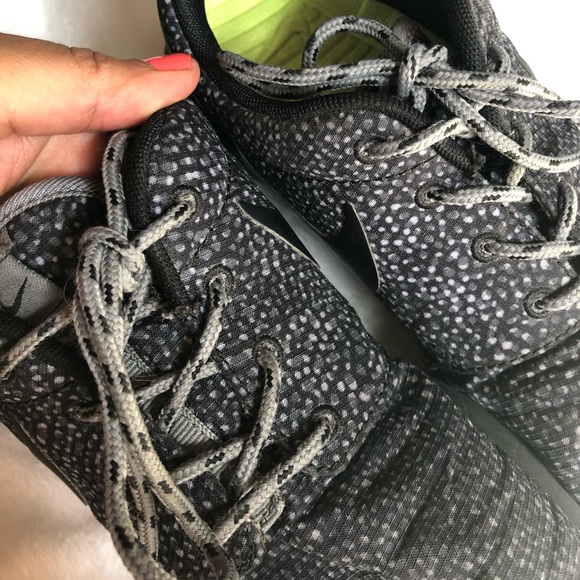 Nike Women’s Roshe Size 7 - Picture 6 of 7